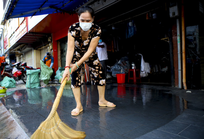 Cận cảnh: Hàng quán TP.HCM sẵn sàng cho ngày 1-10 - 13