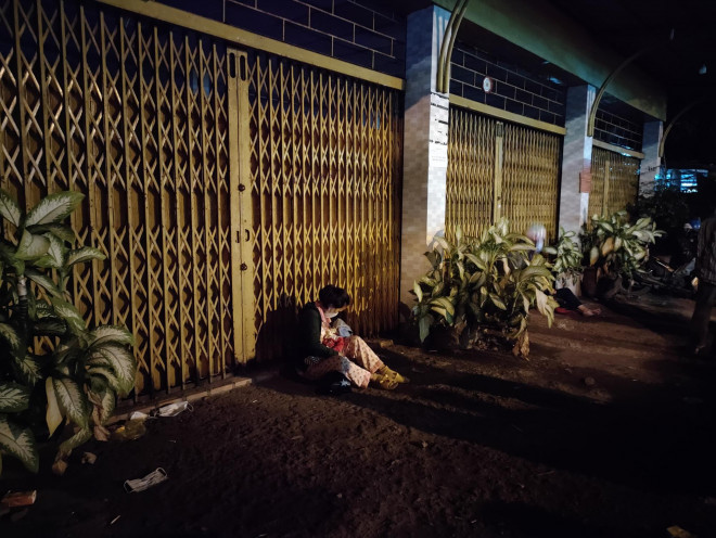 Người dân về quê tránh dịch dồn ứ ở cửa ngõ phía Tây TP HCM - 2