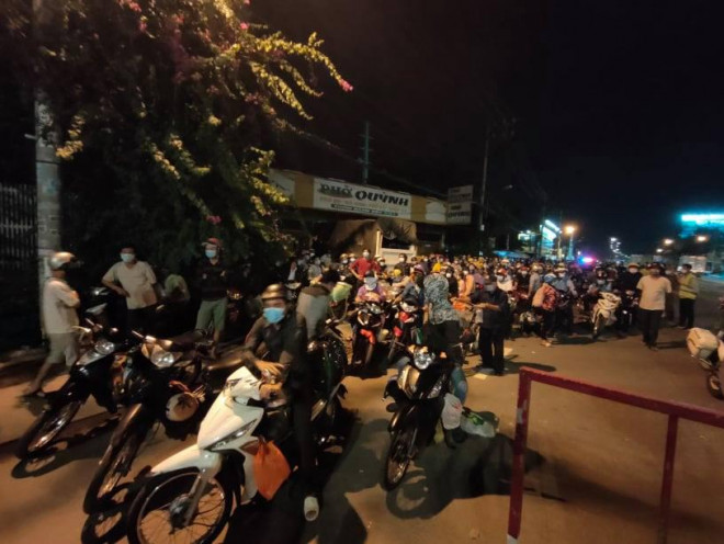 Người dân về quê tránh dịch dồn ứ ở cửa ngõ phía Tây TP HCM - 3