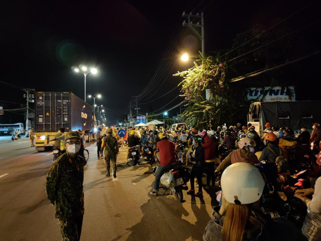 Người dân về quê tránh dịch dồn ứ ở cửa ngõ phía Tây TP HCM - 4