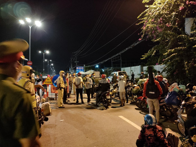 Người dân về quê tránh dịch dồn ứ ở cửa ngõ phía Tây TP HCM - 5