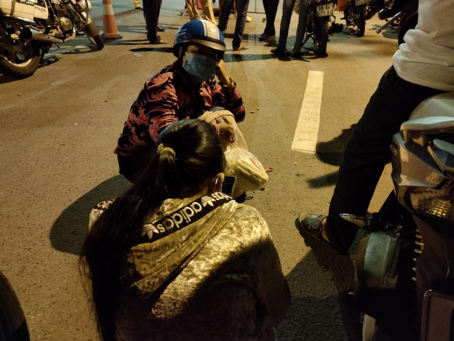 Người dân về quê tránh dịch dồn ứ ở cửa ngõ phía Tây TP HCM - 6