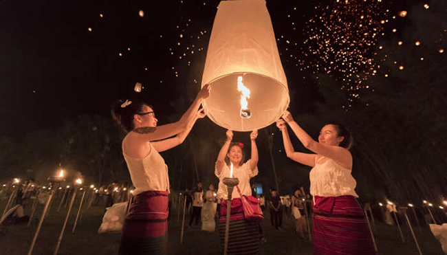 Thả đèn lồng trong Lễ hội Yi Peng, Thái Lan: Lễ hội đèn lồng là một thời điểm quan trọng trong năm. Người dân địa phương trở về nhà để kỷ niệm ngày này với gia đình. Họ trang trí nhà cửa, đường phố, thả đèn trời, tượng trưng cho sự buông bỏ mọi điều xui xẻo.
