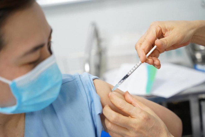 Bộ Y tế đề nghị không xét nghiệm định kỳ người đã tiêm đủ 2 mũi vắc-xin COVID-19 - 1