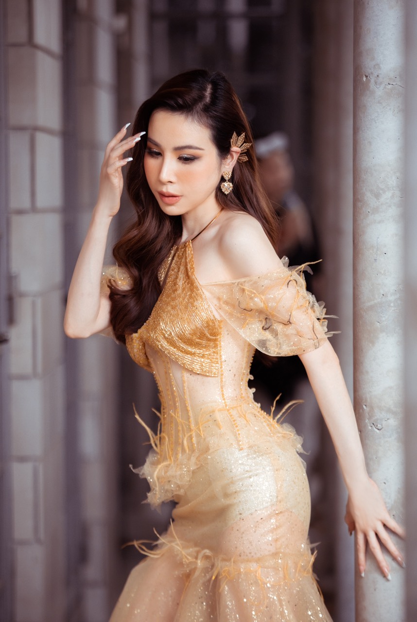 Hoa hậu Áo dài suýt “hụt” diễn tại Thailand Fashion Week vì… kẹt xe - 1