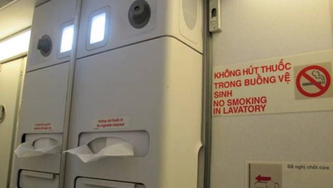 Hút thuốc trên máy bay nhưng không nộp phạt, nam hành khách bị cấm bay 9 tháng - 1