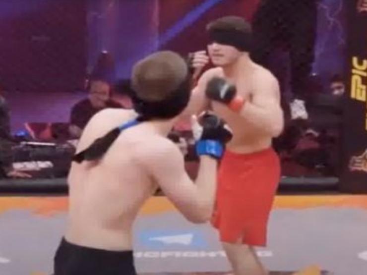 MMA chưa từng thấy: Bốn võ sĩ bịt mắt đánh nhau đến ”sứt đầu mẻ trán”