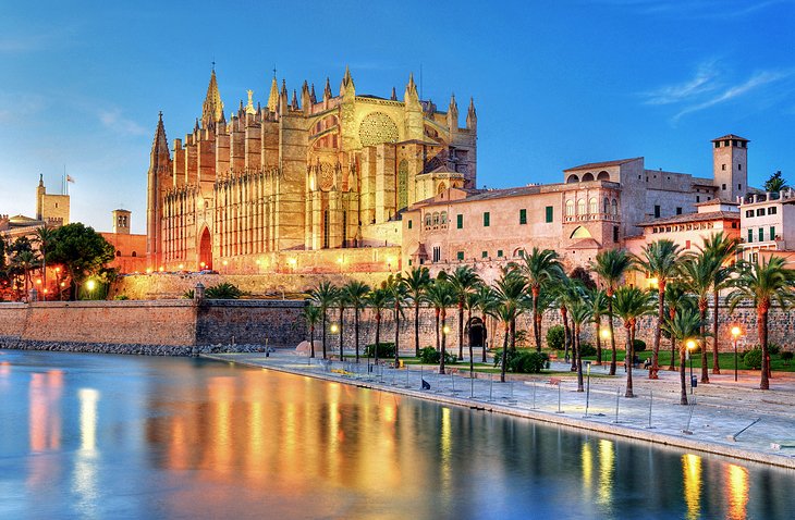 Đảo Mallorca của Tây Ban Nha có gì mà hấp dẫn giới nhà giàu vào mùa hè đến vậy? - 1