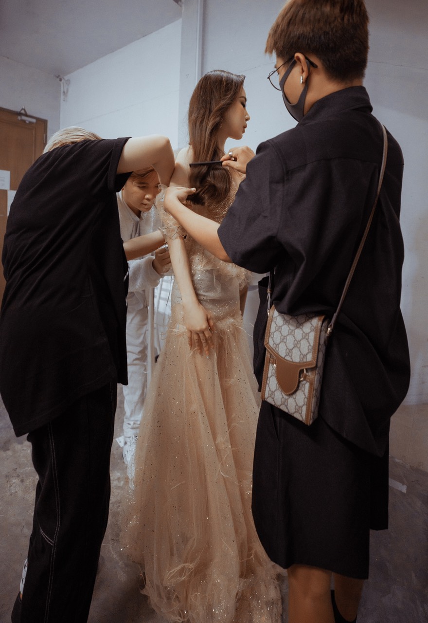 Hoa hậu Áo dài suýt “hụt” diễn tại Thailand Fashion Week vì… kẹt xe - 5