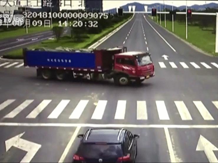 Video: Ô tô lao thẳng vào gầm xe tải ở ngã tư khi cố vượt đèn đỏ