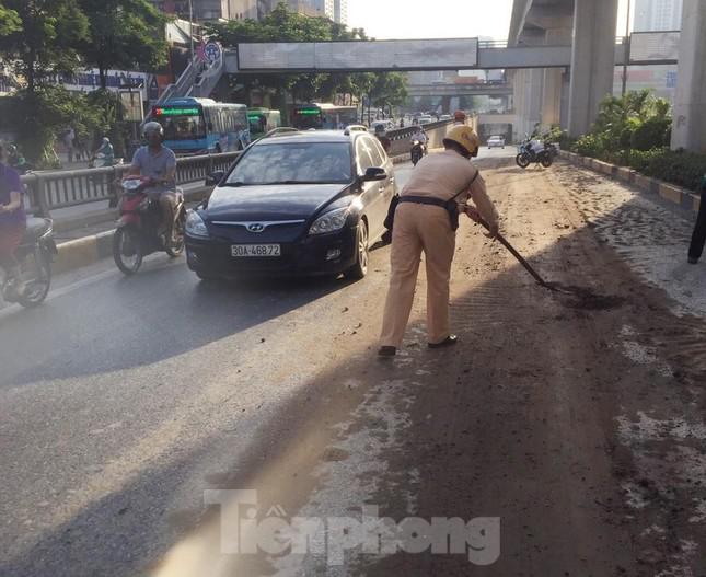 Đất, bùn thải lại đổ thành đống trên đường Nguyễn Trãi - 1