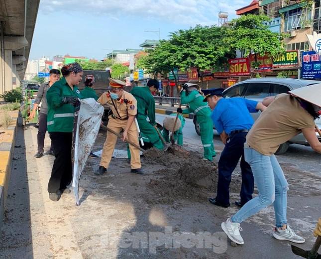 Đất, bùn thải lại đổ thành đống trên đường Nguyễn Trãi - 2