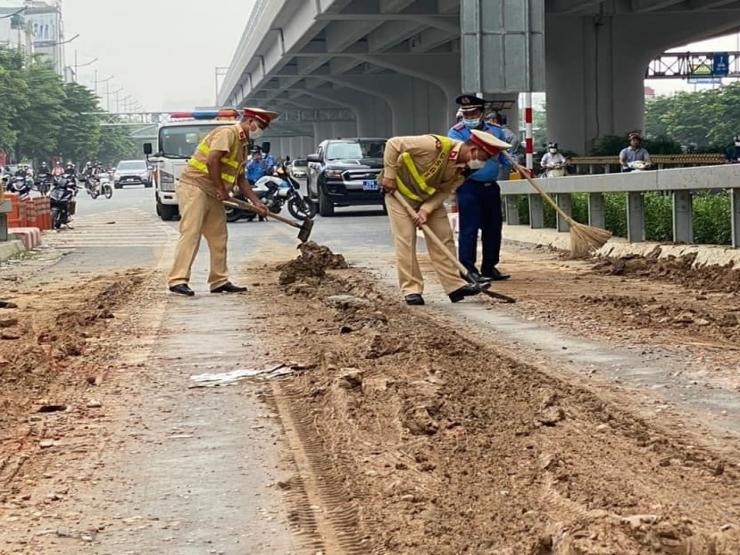 Bùn đất phủ kín lối vào cao tốc xuyên Hà Nội, CSGT và TTGT dọn dẹp toát mồ hôi