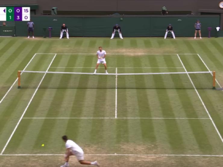 Clip nóng Wimbledon: Alcaraz vừa đánh vừa ”dạy” đối thủ cách lốp bóng