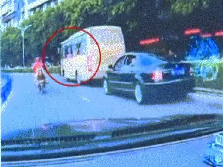 Video: Hoảng hốt chứng kiến cảnh bé gái rơi từ cửa sổ xe buýt xuống đường