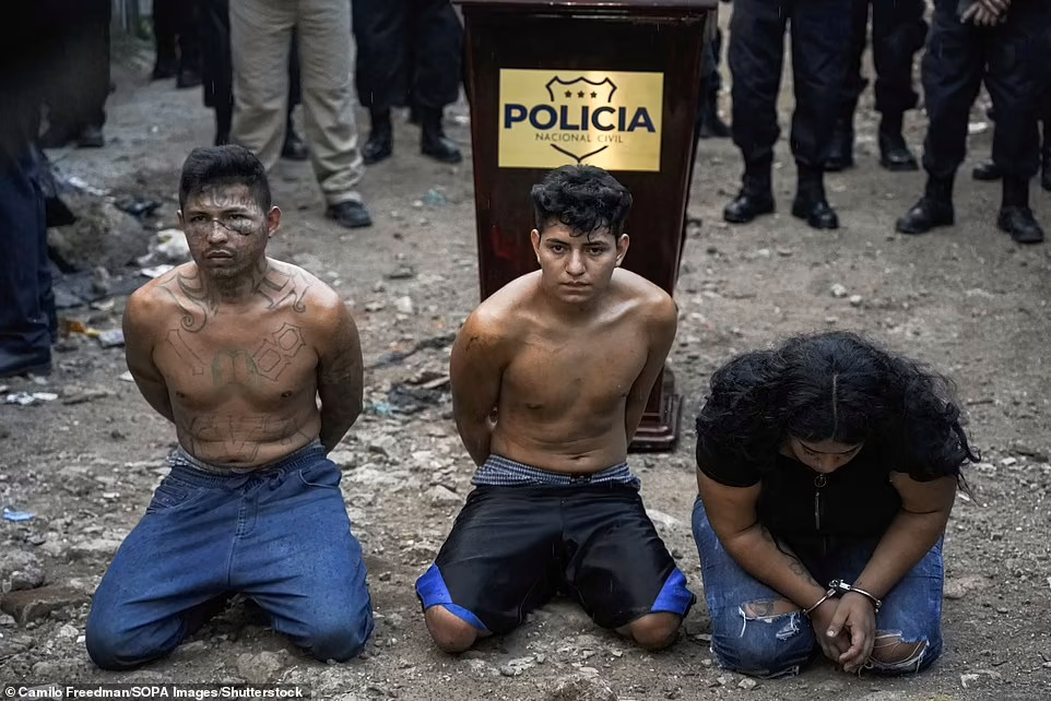 3 thành viên băng đảng khét tiếng qùy giữa phố, El Salvador tuyên chiến với tội phạm - 1