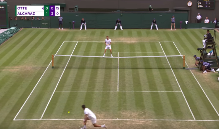 Clip nóng Wimbledon: Alcaraz vừa đánh vừa &#34;dạy&#34; đối thủ cách lốp bóng - 1