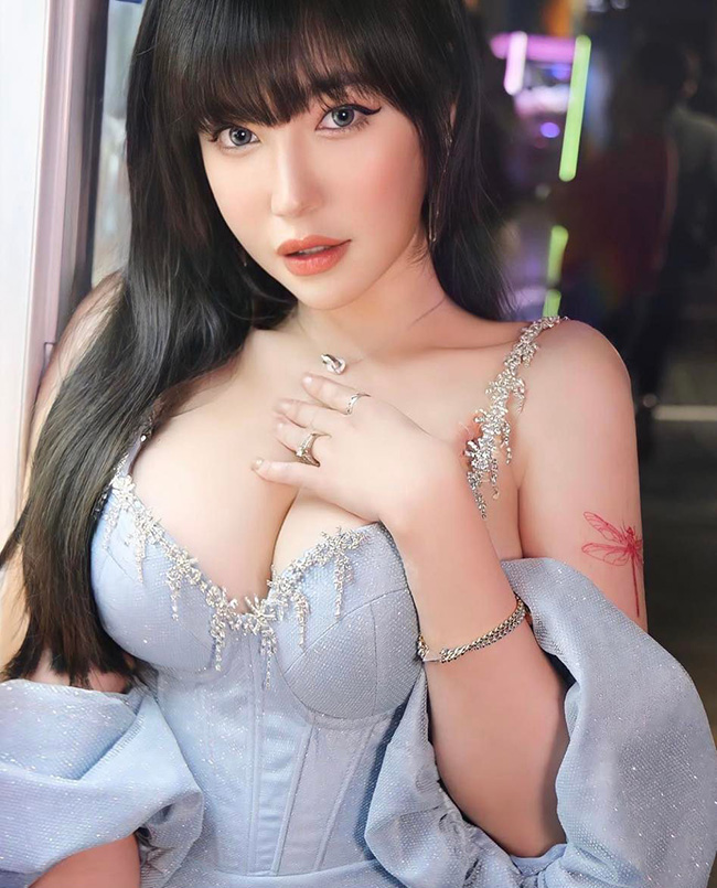 Elly Trần làm cho dân tình chao đảo khi đăng tải bức ảnh mới nhất, phô diễn thềm ngực đầy sau chiếc váy gợi cảm.
