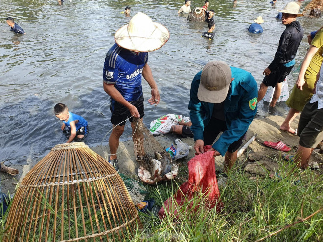 ‘Nơm thủ’ thu tiền triệu sau vài giờ săn cá ở Nghệ An - 6