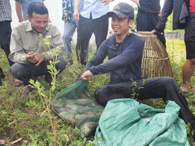 ‘Nơm thủ’ thu tiền triệu sau vài giờ săn cá ở Nghệ An - 9