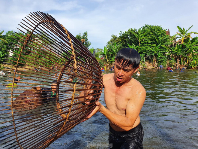 ‘Nơm thủ’ thu tiền triệu sau vài giờ săn cá ở Nghệ An - 8
