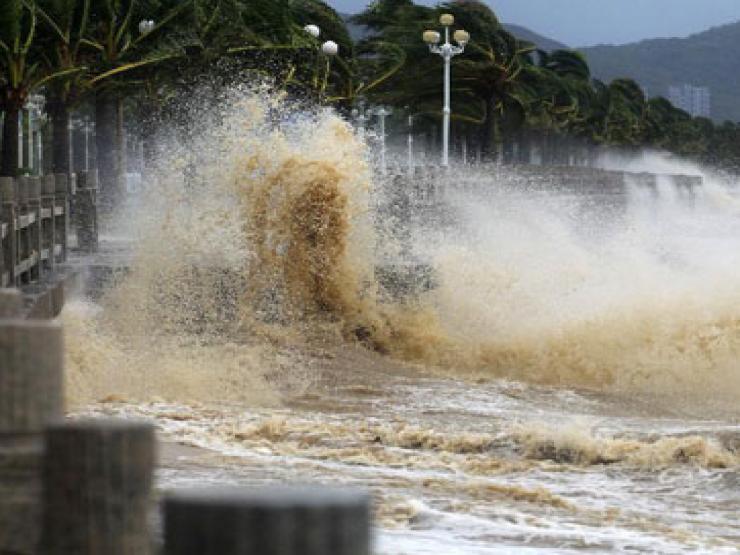 Tâm bão số 1 cách Quảng Ninh hơn 300km, nhiều tỉnh phía Bắc “căng mình” ứng phó