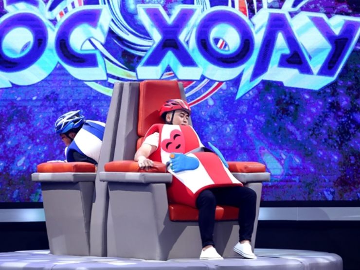 Lần đầu tiên xuất hiện gameshow có vòng xoay khổng lồ khiến các nghệ sĩ phải chắp tay chào thua