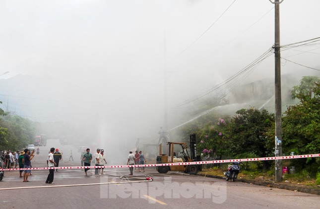 Cháy lớn tại Bình Định, hàng trăm người tham gia dập lửa - 1
