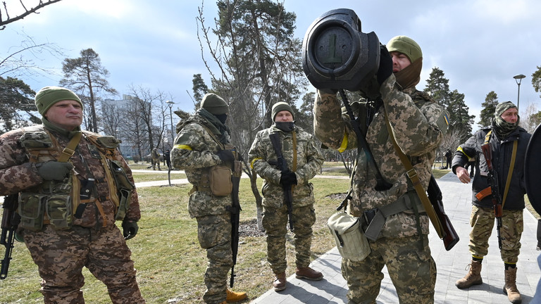 Báo Nga thâm nhập &#34;chợ đen&#34; mua vũ khí Mỹ ở Ukraine - 1