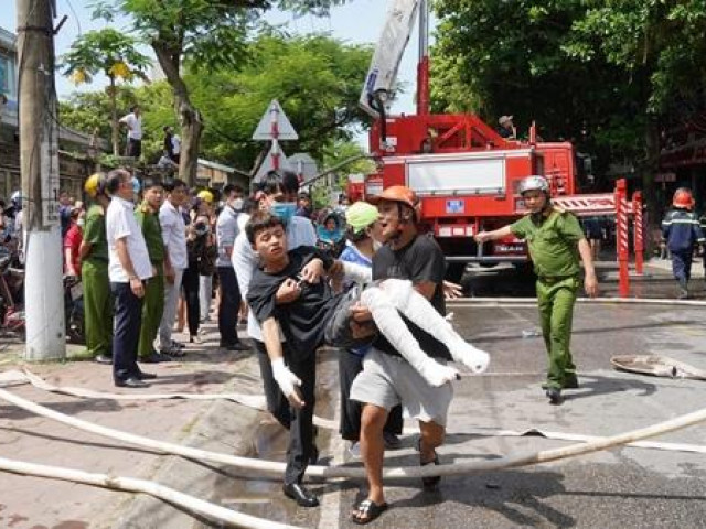 Cảnh sát kiệt sức, sốc nhiệt khi nỗ lực cứu 5 người mắc kẹt trong đám cháy