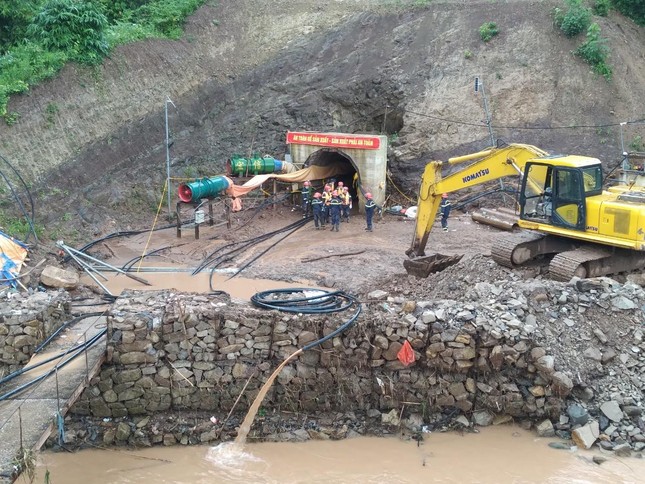 Nóng: Gấp rút giải cứu công nhân mắc kẹt trong hầm thủy điện ở Điện Biên - 5