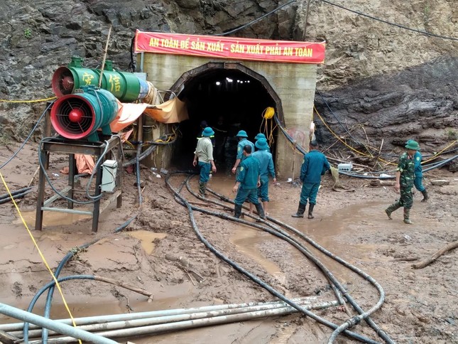 Nóng: Gấp rút giải cứu công nhân mắc kẹt trong hầm thủy điện ở Điện Biên - 1