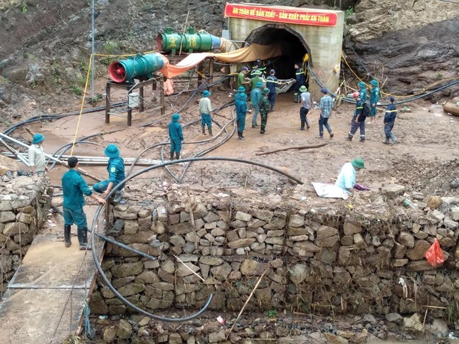 Nóng: Gấp rút giải cứu công nhân mắc kẹt trong hầm thủy điện ở Điện Biên - 2