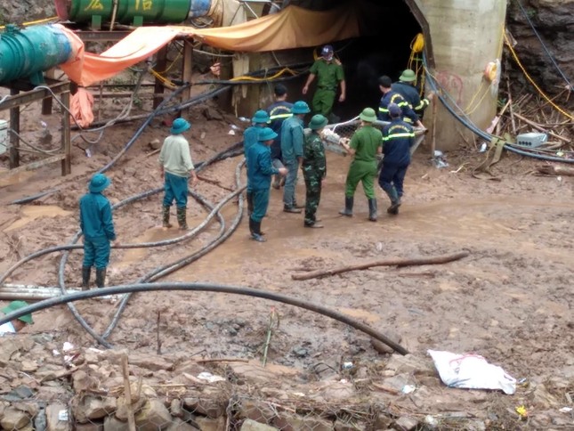 Nóng: Gấp rút giải cứu công nhân mắc kẹt trong hầm thủy điện ở Điện Biên - 3
