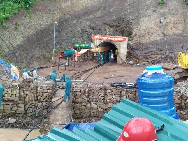 Nóng: Gấp rút giải cứu công nhân mắc kẹt trong hầm thủy điện ở Điện Biên - 4