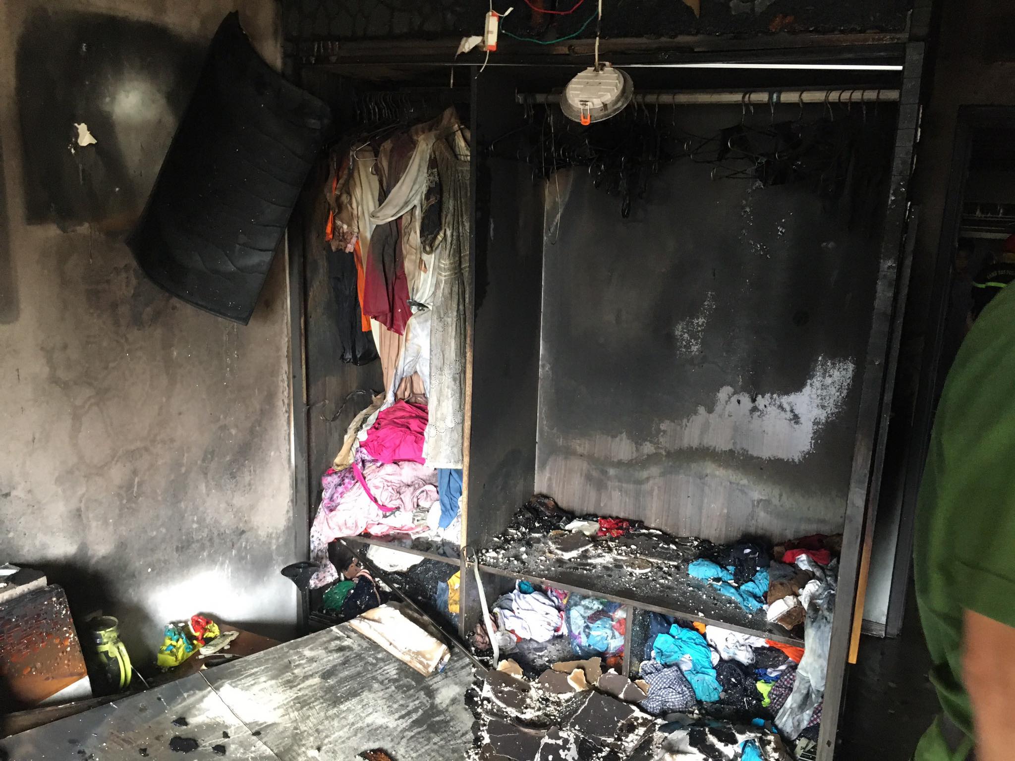 Cảnh sát giải cứu bé trai trong căn hộ chung cư bốc cháy ở Hà Nội - 1