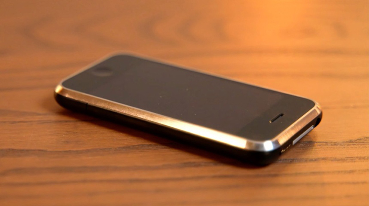 Tận tay chạm vào 2 nguyên mẫu iPhone đầu tiên trị giá 1 triệu USD - 1