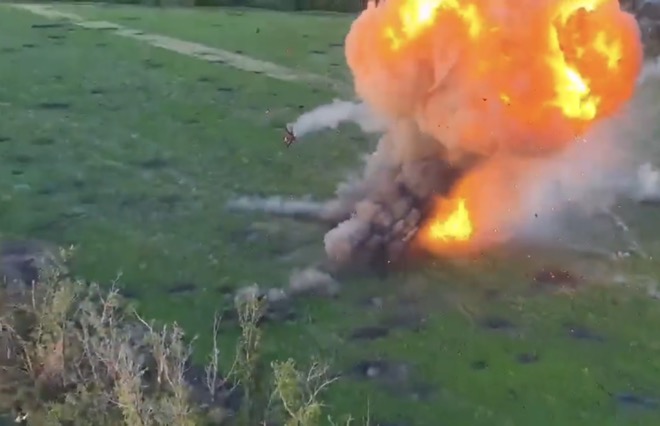Video: Khoảnh khắc xe tăng nổ tung thành cầu lửa ở Ukraine - 1