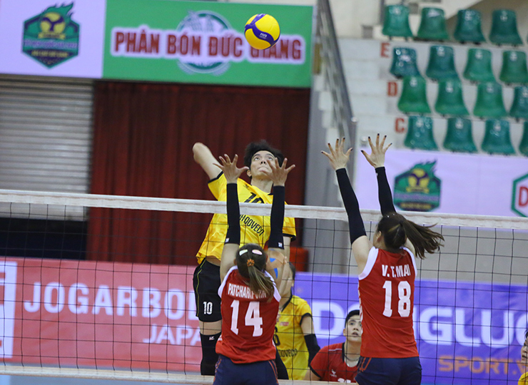 Bóng chuyền nữ: Bích Tuyền “nã đại bác” không thể đỡ, Ninh Bình thắng trận đầu - 1