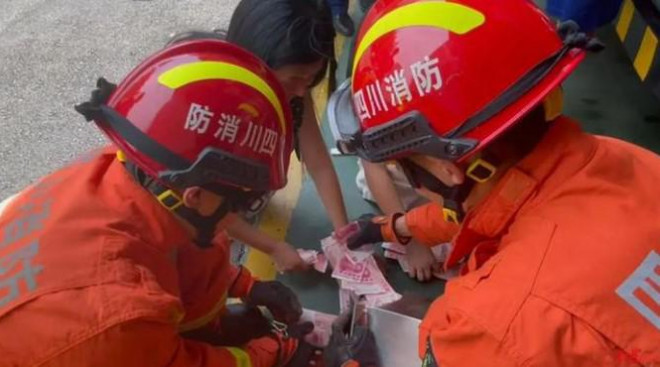 Người phụ nữ nhờ nhân viên cứu hỏa mở két tiền, cảnh tượng bên trong gây choáng - 1