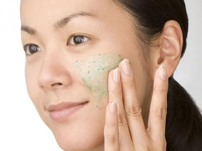 Da dễ nổi mụn vào mùa hè: Nguyên nhân và cách khắc phục - 4