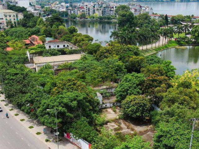 Cận cảnh công viên bị bỏ hoang nơi đất vàng Hà Nội
