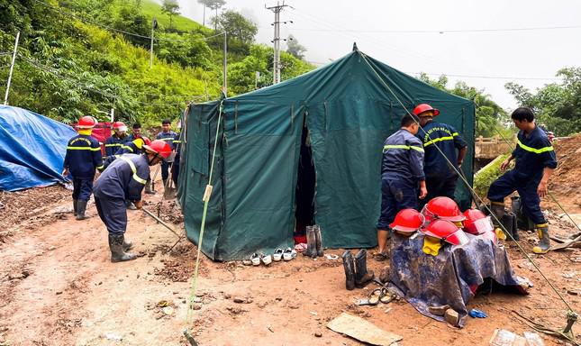Vợ công nhân bị lũ cuốn vào hầm thủy điện ở Điện Biên chờ chồng suốt 48 tiếng - 2