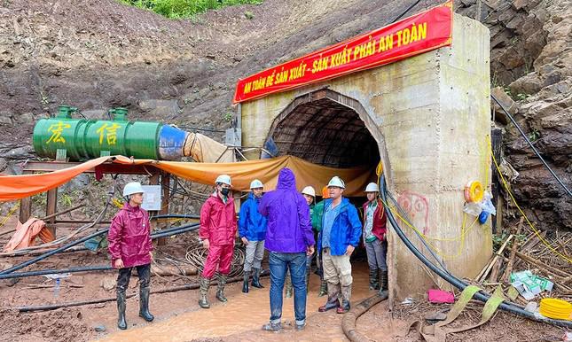 Vợ công nhân bị lũ cuốn vào hầm thủy điện ở Điện Biên chờ chồng suốt 48 tiếng - 3