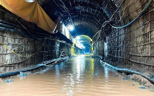 Vợ công nhân bị lũ cuốn vào hầm thủy điện ở Điện Biên chờ chồng suốt 48 tiếng - 5