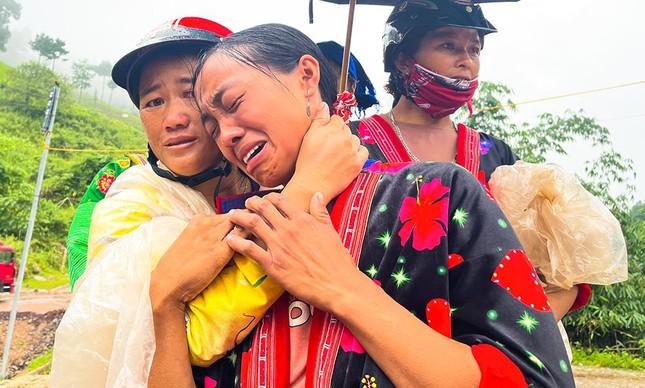 Vợ công nhân bị lũ cuốn vào hầm thủy điện ở Điện Biên chờ chồng suốt 48 tiếng - 1