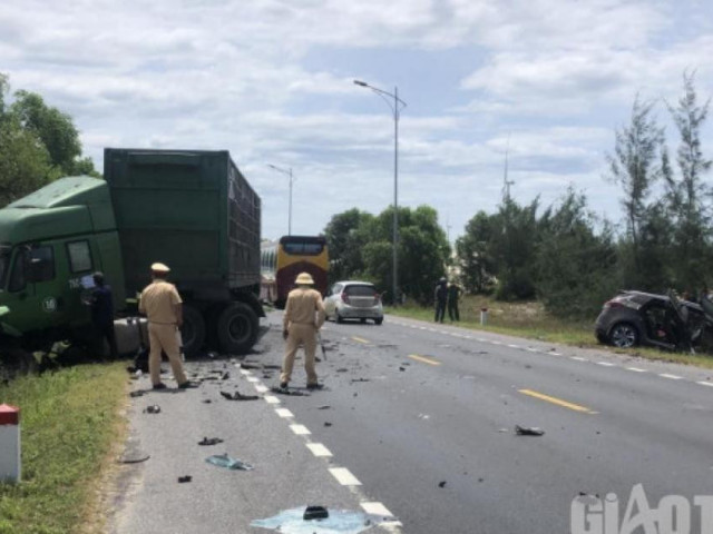 Xe 5 chỗ đấu đầu ô tô tải ở Quảng Bình: 3 người trong 1 gia đình tử vong