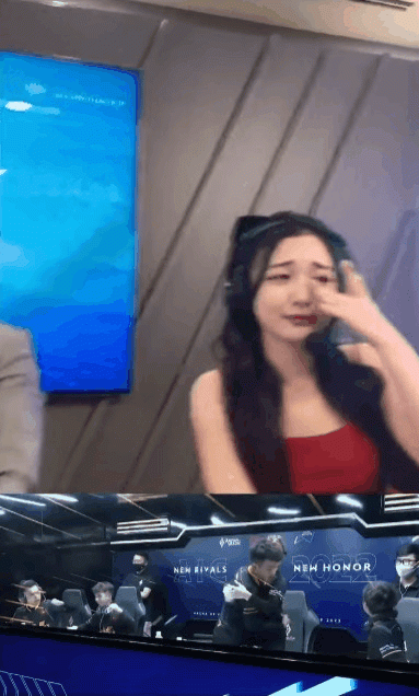 "MC trẻ nhất VTV" lộ clip bật khóc khi dẫn chương trình gây chú ý - 1