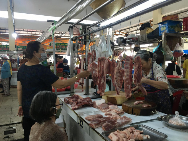 Thịt và rau củ tại TPHCM đua nhau tăng giá - 1