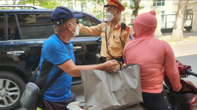 Tài xế &#34;ma men&#34; lý do &#34;uống bia cho mát&#34;, CSGT &#34;mỏi tay&#34; lập biên bản phạt - 4